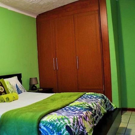 Berry Bliss Guest House Габороне Экстерьер фото