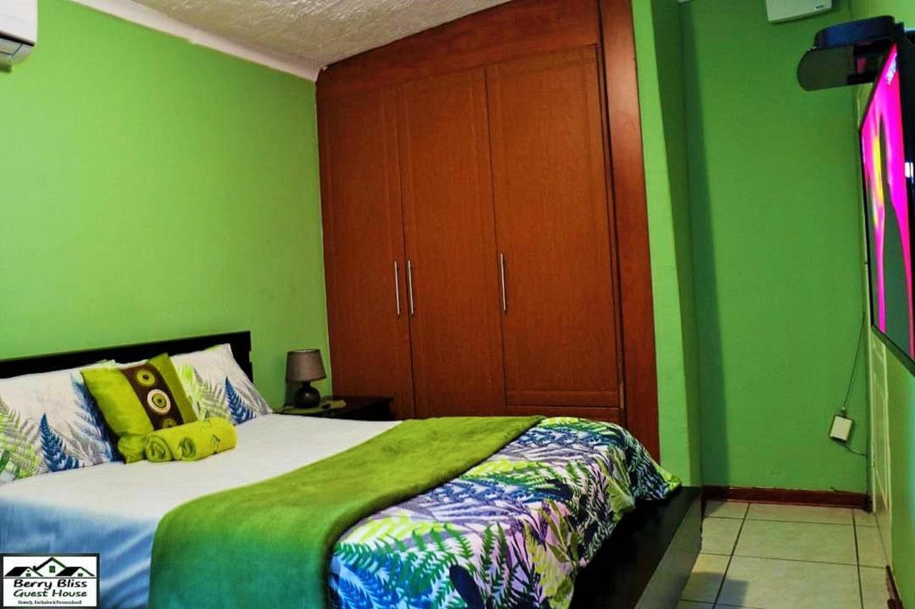 Berry Bliss Guest House Габороне Экстерьер фото