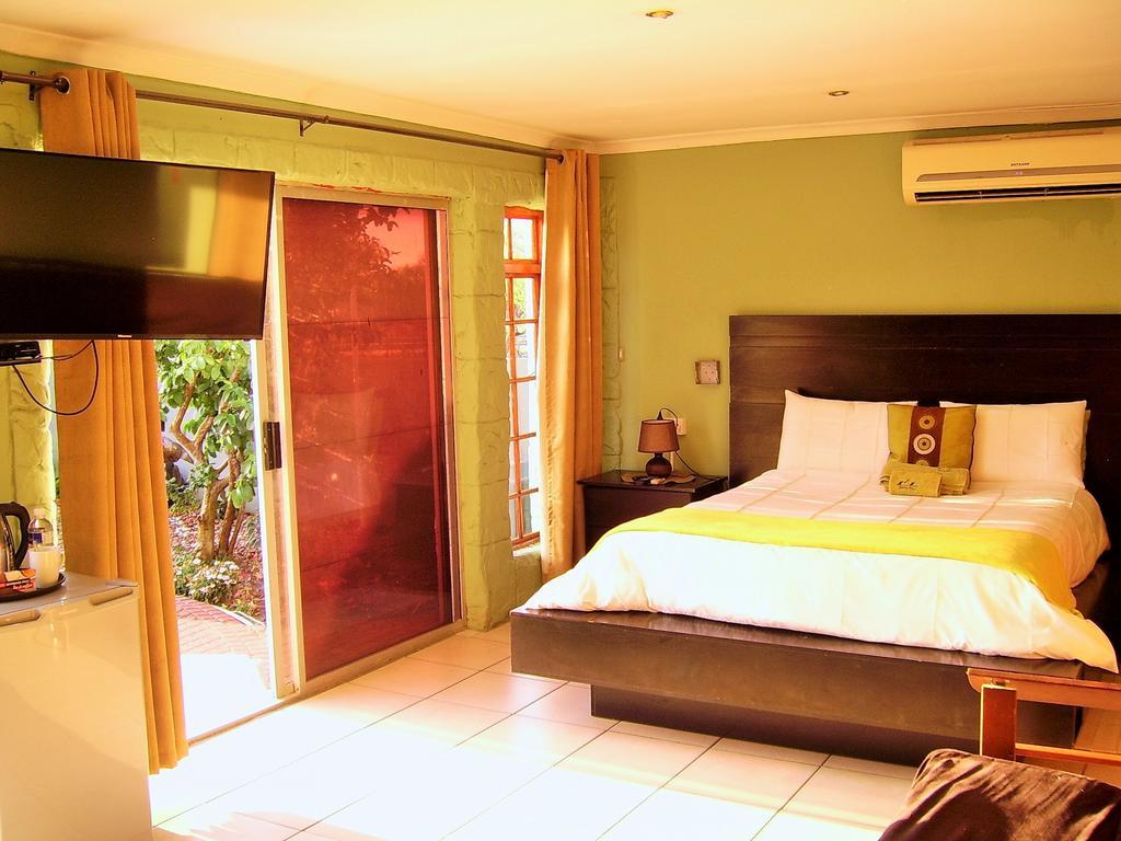 Berry Bliss Guest House Габороне Экстерьер фото