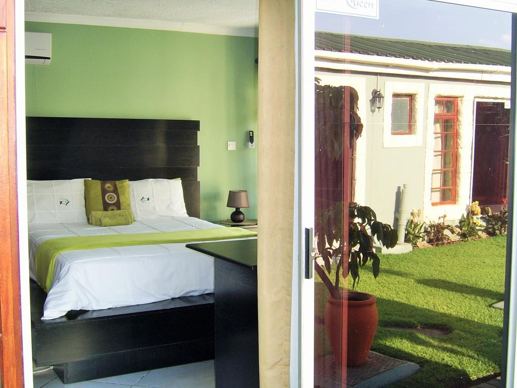 Berry Bliss Guest House Габороне Экстерьер фото