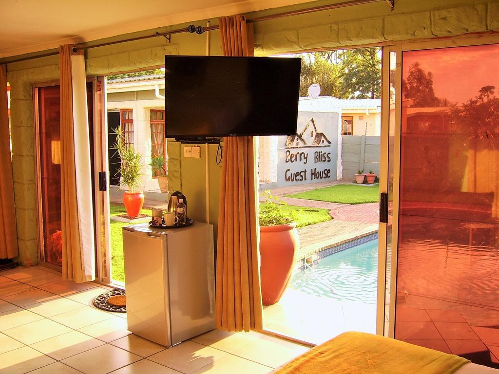 Berry Bliss Guest House Габороне Экстерьер фото