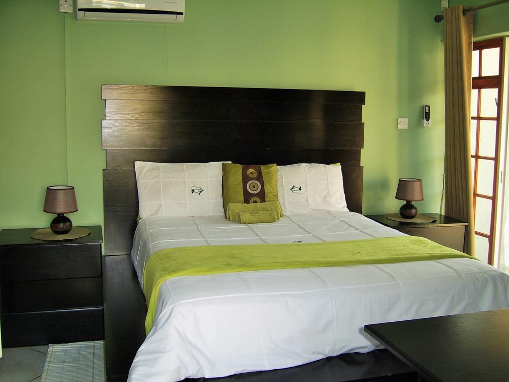 Berry Bliss Guest House Габороне Экстерьер фото
